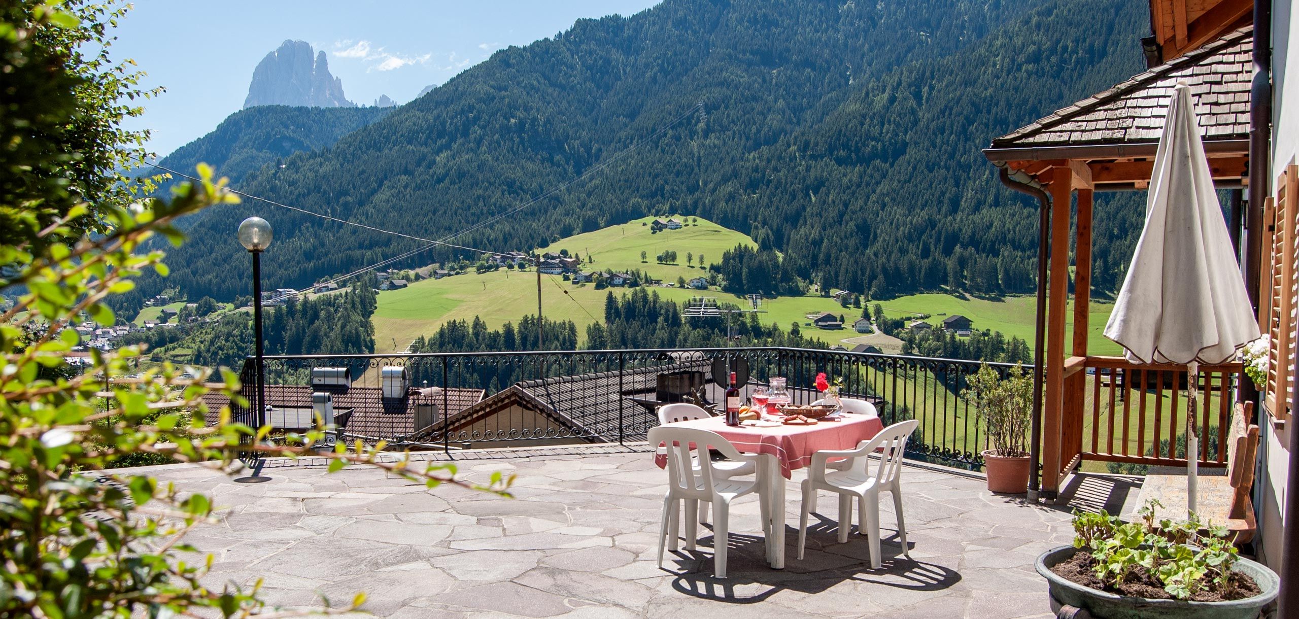 Villa Valtoi Terrasse mit Blick auf den Langkofel