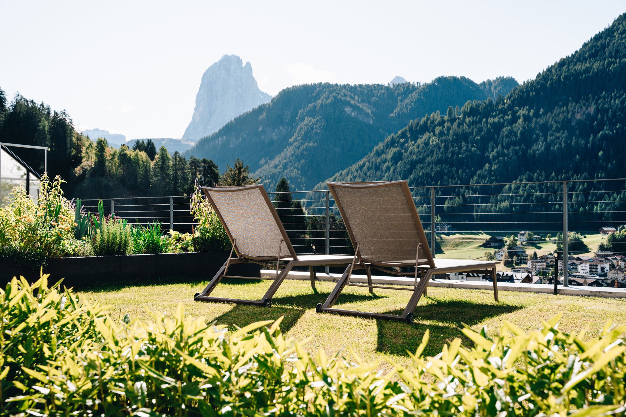 Sdraio nel giardino di villa Quenz con vista sul Sassolungo
